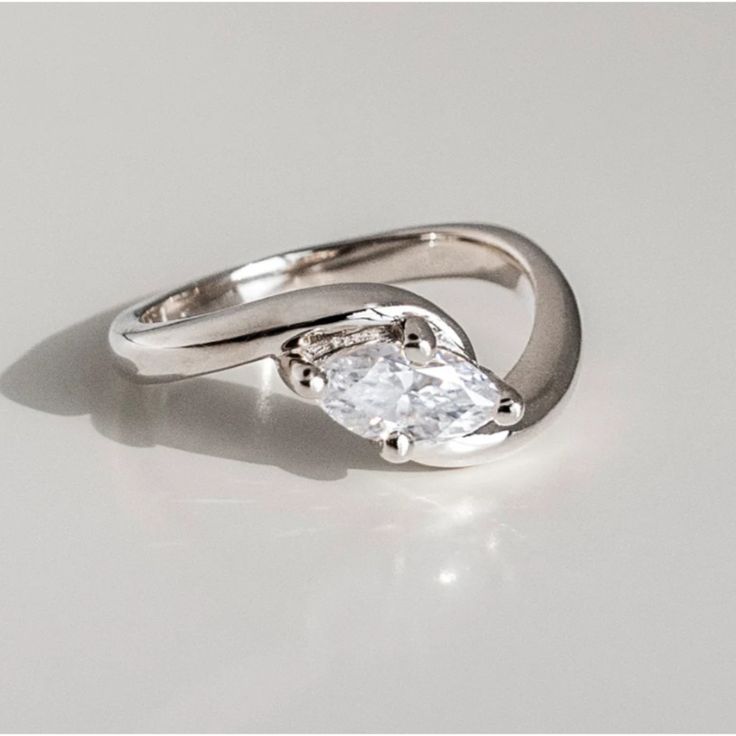 Vintage Zirconia Wavy Silver Ring-Lydieannejewelry